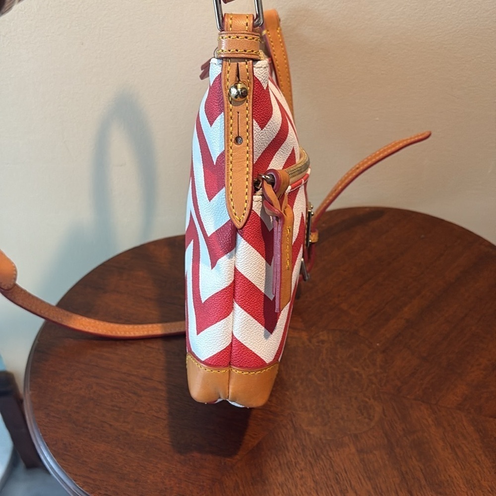Dooney Bourke  Wavy Crossbody bag, leather red & White tan leather trim/red edge - Picture 7 of 17